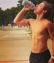 shirtless boys 5bdb367c33622.jpg