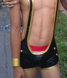 shirtless boys 5bdb385ca4410.jpg