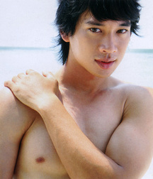 shirtless boys 5bdb38c08b460.jpg