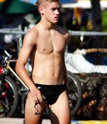 shirtless boys 5bdd973b9d87f.jpg