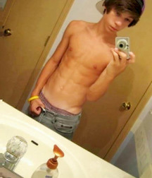 shirtless boys 5bdd97c12d14a.jpg