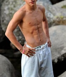 shirtless boys 5be1e32f54775.jpg