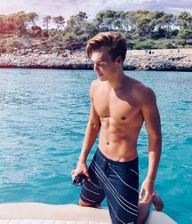 shirtless boys 5be5b72e85be6.jpg