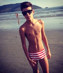 shirtless boys 5be80379da875.jpg