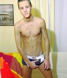 shirtless boys 5be803b9e4410.jpg