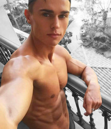 Hunks 5be88710bb79e.jpg