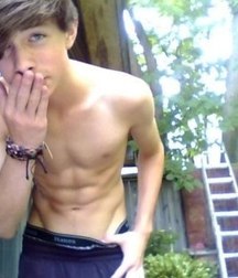 shirtless boys 5be9a78ac809e.jpg