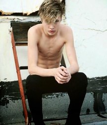 shirtless boys 5be9a84f2189c.jpg