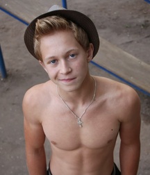 shirtless boys 5be9e15c2ecd7.jpg