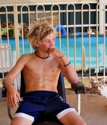shirtless boys 5bec33325f4cb.jpg
