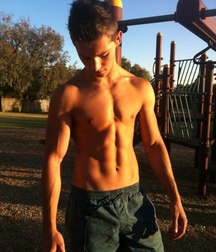 shirtless boys 5bec33393c60e.jpg
