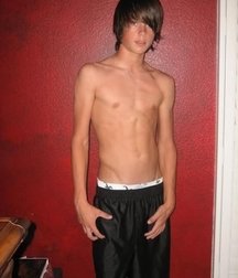 shirtless boys 5bec355ff3b71.jpg