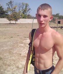 shirtless boys 5bec35906faba.jpg