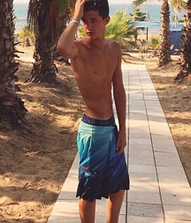 shirtless boys 5bed99e2ce676.jpg