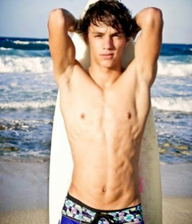 shirtless boys 5beefe5286660.jpg