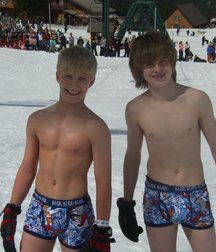 shirtless boys 5bf12855e28c2.jpg