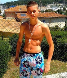 shirtless boys 5bf12a62abf0f.jpg