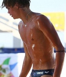 shirtless boys 5bf12aebc527d.jpg