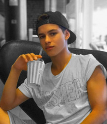 Hunks 5bf1c279eb0a9.jpg
