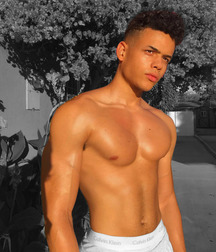 Hunks 5bf1c30f9b748.jpg
