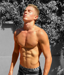 Hunks 5bf1c49393759.jpg