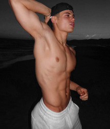 Hunks 5bf1c5671ea01.jpg
