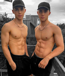 Hunks 5bf1c57a95536.jpg