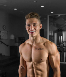 Hunks 5bf1c5e96b186.jpg
