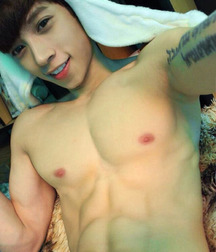 shirtless boys 5bf30d6d203ed.jpg