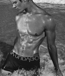 shirtless boys 5bf30de527157.jpg