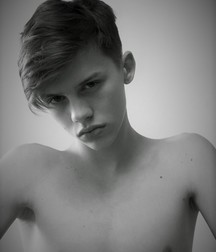 shirtless boys 5bf30e5a96512.jpg