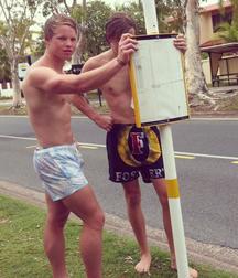 shirtless boys 5bf44f111659e.jpg