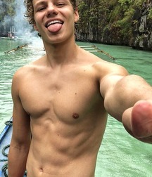 shirtless boys 5bf821b32280d.jpg