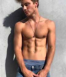 Hunks 5bf93812ef821.jpg