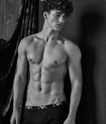 Hunks 5bf939b52a483.jpg