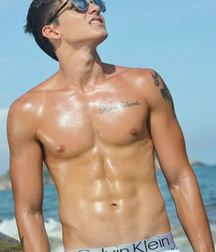 Hunks 5bf93a3473d4e.jpg