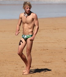 shirtless boys 5bfa663e4cfb0.jpg