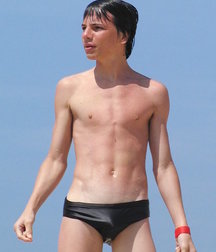 shirtless boys 5bfeb3c2366aa.jpg