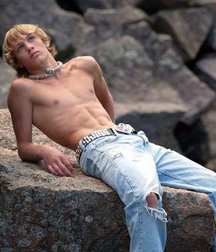 shirtless boys 5bfeb41ae39fd.jpg
