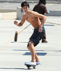 shirtless boys 5bfeb49932e64.jpg
