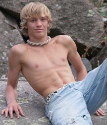 shirtless boys 5c02950a53c6d.jpg