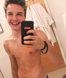 shirtless boys 5c03d2462c661.jpg