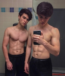 shirtless boys 5c03d26a42b25.jpg