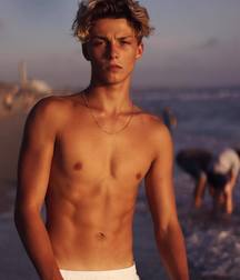 shirtless boys 5c0c416323cfa.jpg