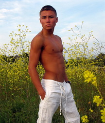 shirtless boys 5c0cc427b2489.jpg