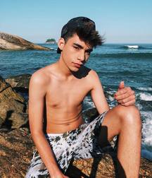 shirtless boys 5c0eabf105a8c.jpg