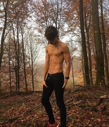 shirtless boys 5c0eacab7c317.jpg