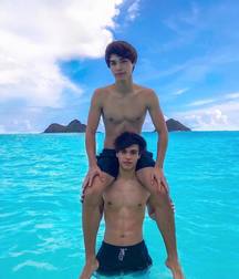 shirtless boys 5c0eacd7982cd.jpg