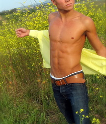 shirtless boys 5c111afe6c409.jpg