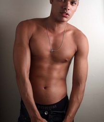 shirtless boys 5c1ff9a2b24bc.jpg